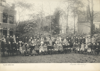 407220 Groepsportret van de leerlingen van de Openbare Lagere School voor meisjes (Pieterskerkhof 10) te Utrecht.